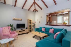 TV a/nebo společenská místnost v ubytování Stranis Hill House Zakinthos