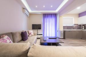 Telewizja i/lub zestaw kina domowego w obiekcie An Impressive 2 bdr Apt in Glyfada