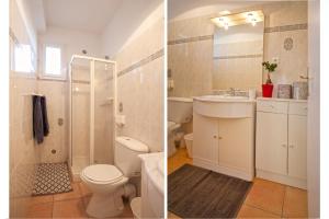 Santa-Reparata-di-BalagnaにあるCasa Gentileのバスルーム(トイレ、洗面台付)の写真2枚