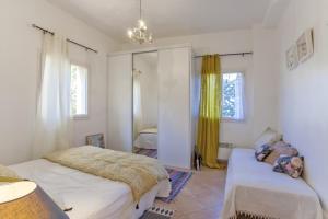 Santa-Reparata-di-BalagnaにあるCasa Gentileのベッドルーム1室(ベッド2台、鏡付)
