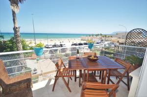 einen Balkon mit Tisch und Stühlen sowie Strand in der Unterkunft Villa Mirage in Alcamo