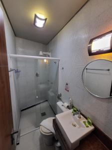 Un baño con ducha, inodoro y lavabo. en Hotel Encontro do Sol, en Fortaleza