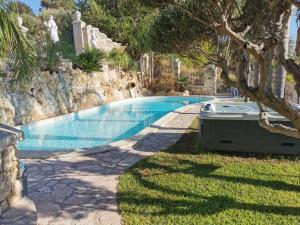 The swimming pool at or close to Dependence Desiree