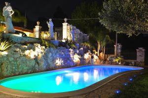 The swimming pool at or close to Dependence Desiree