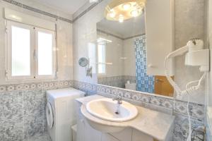 Et badeværelse på Villa Benicuco 4 - PlusHolidays + 19 billeder