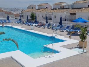 basen z krzesłami i osobami w hotelu w obiekcie Apartamento ClaVer w mieście Vejer de la Frontera