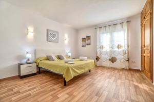 Ένα ή περισσότερα κρεβάτια σε δωμάτιο στο Villa Benicolada - PlusHolidays +18 φωτογραφίες