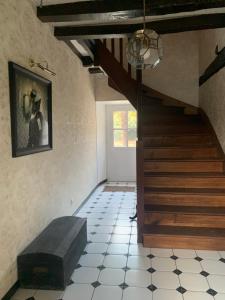 une chambre avec un escalier et un étage avec une fenêtre dans l'établissement La cour des Ursulines, à Josselin