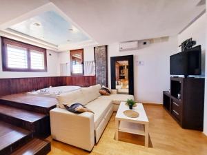 ein Wohnzimmer mit Sofa und Tisch in der Unterkunft Oasis de Cádiz in Conil de la Frontera