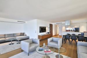 sala de estar con sofá, sillas y mesa en Sublime Appartement Promenade des Anglais (3), en Niza