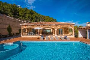 una casa con piscina y una villa en Villa Noa - PlusHolidays, en Calpe