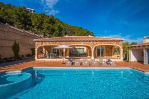 dom z basenem i willą w obiekcie Villa Noa - PlusHolidays w mieście Calpe