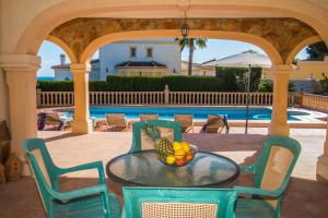 stół z miską owoców na patio w obiekcie Villa Noa - PlusHolidays w mieście Calpe