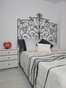 sypialnia z czarno-białym łóżkiem i komodą w obiekcie Apartamento ClaVer w mieście Vejer de la Frontera +26 zdjęć
