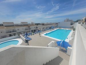 duży basen na boku budynku w obiekcie Apartamento ClaVer w mieście Vejer de la Frontera