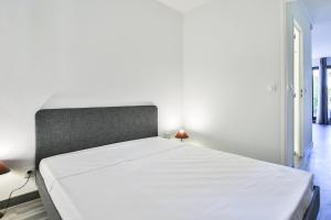 1 dormitorio con 1 cama grande con colchón blanco en Superbe 2 pièce tout confort , PISCINE /AC/PARKING en Villefranche-sur-Mer
