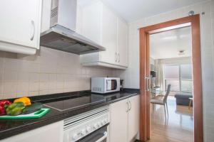 Kuchyň nebo kuchyňský kout v ubytování Apartamento Barlovento - PlusHolidays