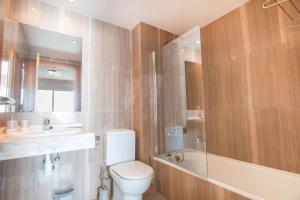 Koupelna v ubytování Apartamento Barlovento - PlusHolidays + 18 fotografií