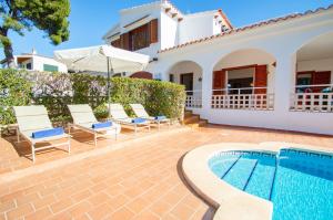 willa z basenem i domem w obiekcie Villa Felita by Sonne Villas w Cala Galdana