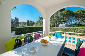 stół z miską owoców na patio w obiekcie Villa Felita by Sonne Villas w Cala Galdana +37 zdjęć