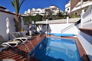 une piscine sur le toit d'une maison dans l'établissement Ladera Panorama 2, à Nerja