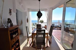 une salle à manger avec une table et une vue sur l'océan dans l'établissement Ladera Panorama 2, à Nerja