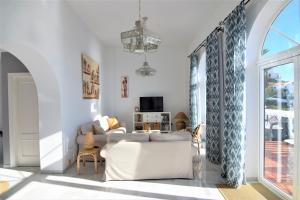 - un salon avec un canapé blanc et une fenêtre dans l'établissement Ladera Panorama 2, à Nerja