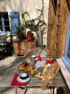a picnic table with food on top of it at le bout du Bout in Les Arques