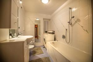 une salle de bain avec un lavabo, une baignoire et des toilettes dans l'établissement Apartment Sellablick, à Ortisei 17 autres photos