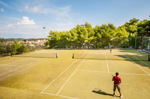 Tenis a/nebo squash v ubytování Hotel Agava nebo okolí