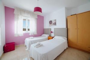 Giường trong phòng chung tại Villa Benicuco 24 - PlusHolidays