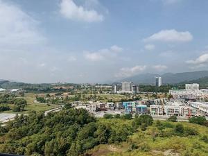 Pemandangan gunung umum atau pemandangan gunung yang diambil dari apartmen