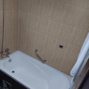 y baño con bañera y grifo. en Комплекс Александьр между Банско и село Бяня, en Bansko 5 fotos más