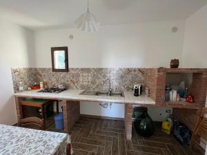 cocina con fregadero y encimera en La Dimora di Eloisa, en Castel di Iudica