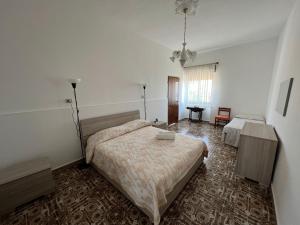 een slaapkamer met een bed en een tafel. bij La Dimora di Eloisa in Castel di Iudica