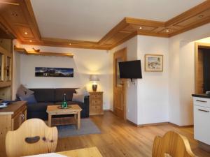 ザンクト・ヴォルフガングにあるApartmenthaus WALDHORNのソファとテーブルのあるリビングルーム