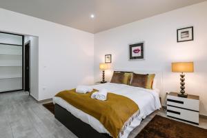 - une chambre avec un grand lit et 2 serviettes dans l'établissement Barrocas Village, à Olho Marinho