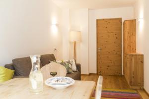 - un salon avec une table et un canapé dans l'établissement Residence Luzerna ***, à Selva di Val Gardena