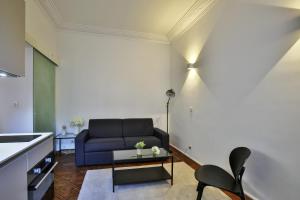 a living room with a couch and a table at Place Massena - Beau 2P/Wifi - Vieux Nice/Plage in Nice