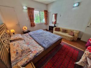 Posteľ alebo postele v izbe v ubytovaní Peaceful Private Cottage in Khaira Gali Galyat Murree
