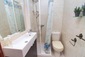 A bathroom at C32 - Cosy Getaway in the Historical Center of Malaga