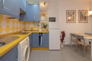 A kitchen or kitchenette at C52 - Seaside 2 Bedrooms By the Center Még 5 kép