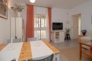 A television and/or entertainment centre at C52 - Seaside 2 Bedrooms By the Center