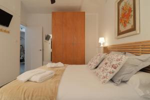 A bed or beds in a room at C52 - Seaside 2 Bedrooms By the Center