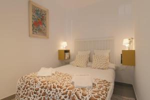 A bed or beds in a room at C52 - Seaside 2 Bedrooms By the Center