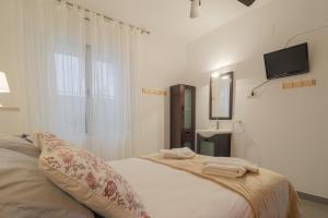 A bed or beds in a room at C52 - Seaside 2 Bedrooms By the Center