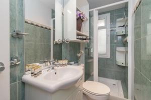 A bathroom at C52 - Seaside 2 Bedrooms By the Center