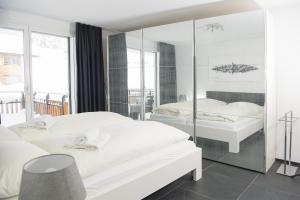 מיטה או מיטות בחדר ב-Ski in-Ski out Apartment Heimberg-Parpan-Lenzerheide