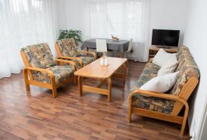 uma sala de estar com um sofá, cadeiras e uma mesa em Central flat Crapera-Lenzerheide em Lenzerheide