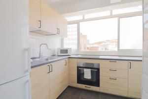 Kuchnia lub aneks kuchenny w obiekcie C85 - Brand New 3 Bedroom Apartment by the Center